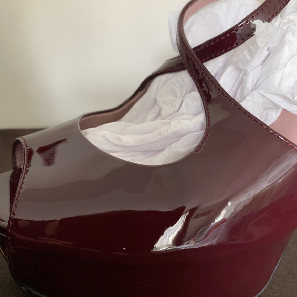 Excellent Condition, Gently Worn, Gucci, Burgundy Patent Leather Pump, Size 37/7 - Picture 14 of 15